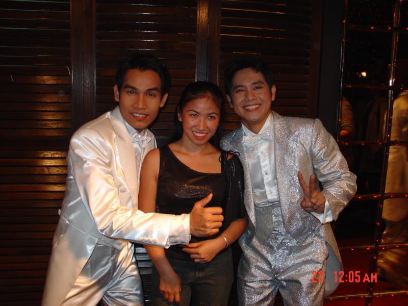 Is that a guy or girl in the middle!