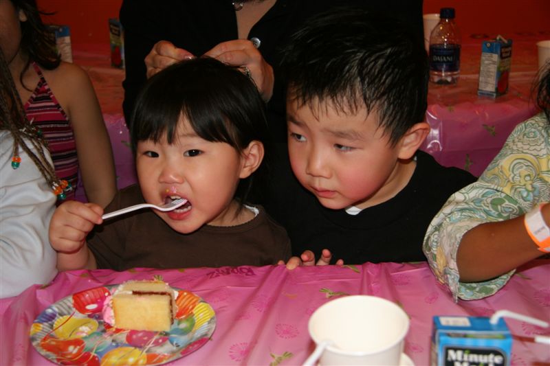 Kobe making the moves on Tumi's cake